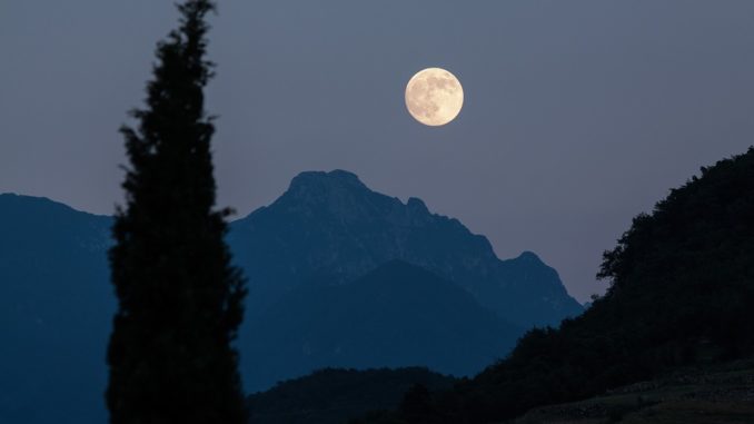 moon-182145_960_720