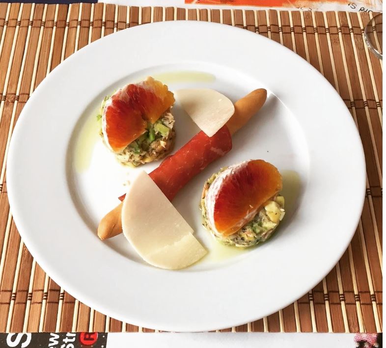 Avocado-Thunfisch-Tatare mit filetierter Orange, dazu Grissino in ...